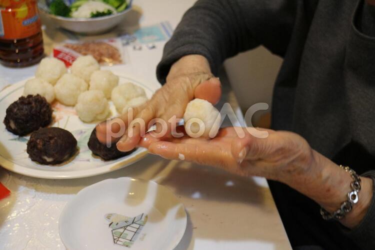 おばあちゃんの牡丹餅つくり ぼたもち,おばあちゃん,手作りの写真素材