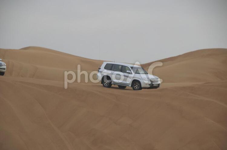 4WD車で赤いアラビア砂漠を駆け抜ける ドバイ,旬,ピラミッドの写真素材