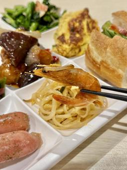 バイキング　盛り付けたパッタイ パッタイ,焼きそば,エビの写真素材