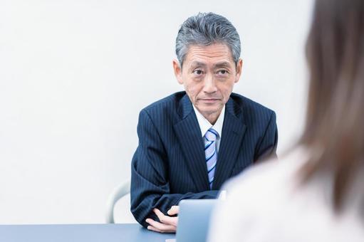 女性社員と面談をする上司 女性社員と面談をする上司 マンツーマン,面談,チェックの写真素材