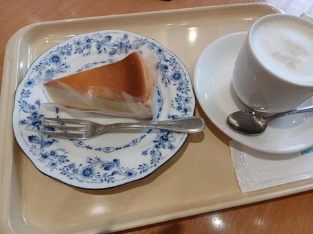 ベイクドチーズケーキと豆乳ラテ ベイクドチーズケーキと豆乳ラテ ベイクドチーズケーキ,チーズケーキ,desertの写真素材
