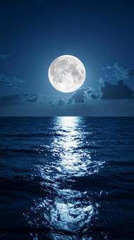 満月が照らす夜の海 満月が照らす夜の海の写真
