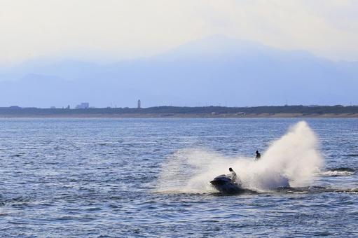 ジェットスキーと波しぶき ジェットスキーと波しぶきの写真