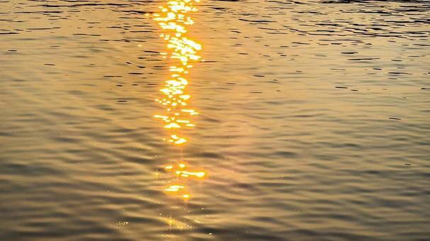 夕日が映りキラキラと輝く海の波景色 夕日が映りキラキラと輝く海の波景色 海,波,夕暮れの写真素材