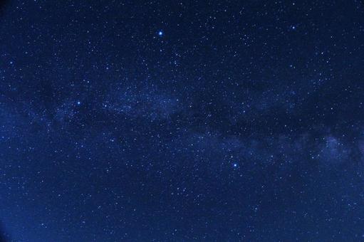 背景素材/夏の星空・天の川・夏の大三角 背景素材/夏の星空・天の川・夏の大三角 星空,天の川,銀河の写真素材