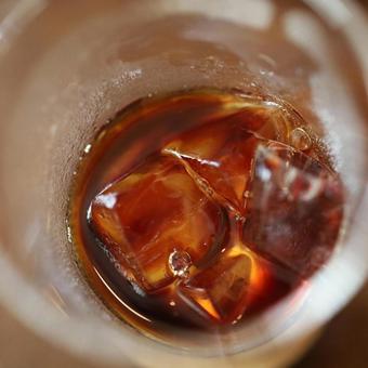 アイスコーヒーと氷 アイスコーヒーと氷の写真