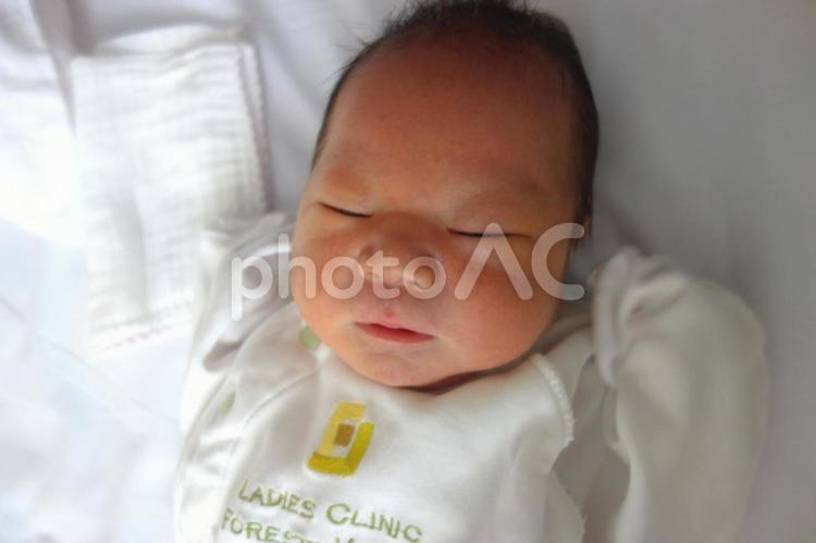 生後4日の眠る赤ちゃん(男児)　産院 赤ちゃん,新生児,男児の写真素材