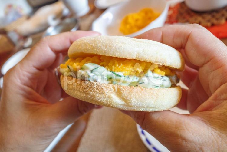 スクランブルエッグマフィンをいただきます 朝食,軽食,マフィンの写真素材