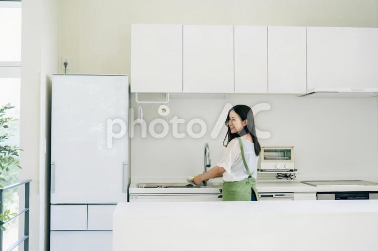 皿洗いをする女性 皿洗い,家事,主婦の写真素材