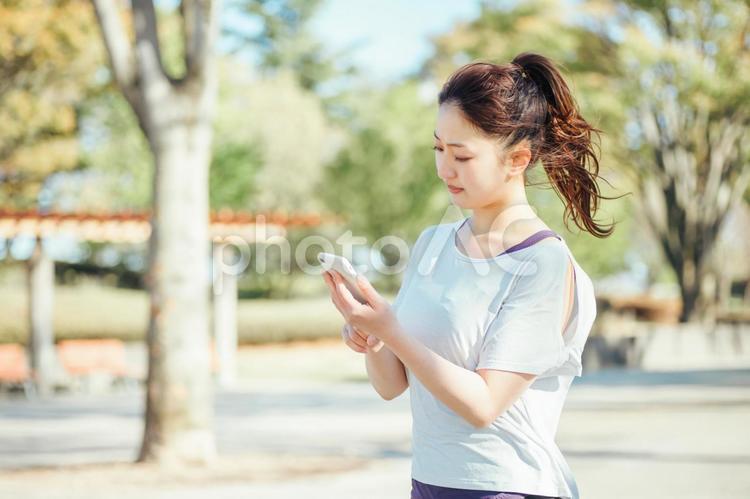 音楽を聴きながら運動する女性 音楽,スポーツ,運動の写真素材