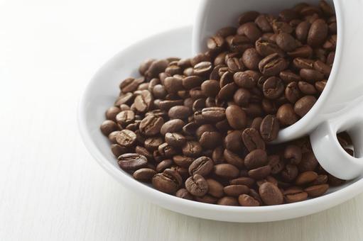 コーヒーカップと豆 コーヒーカップと豆の写真