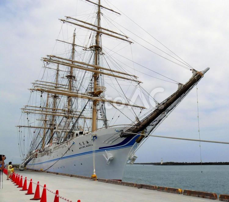 帆船の美しさが引き立つ 海,船,ロープの写真素材
