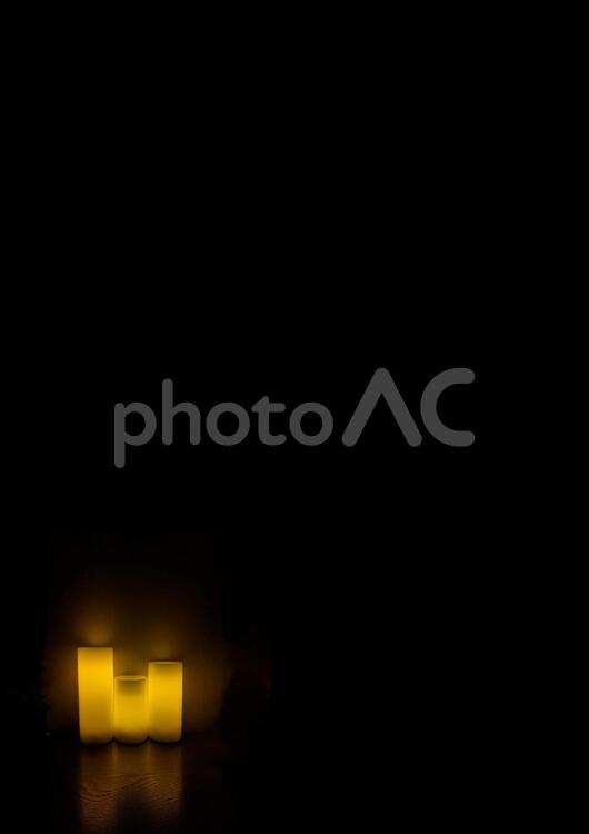 キャンドル左下　黒背景　A4レターサイズ ろうそく,a4サイズ,キャンドルの写真素材