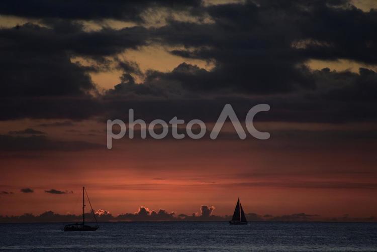 漆黒の海 サンセット,夕日,ハワイの写真素材