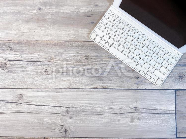 ビジネスイメージ　タブレットパソコン　木目の背景　俯瞰 ビジネス,タブレットパソコン,ビジネスイメージの写真素材