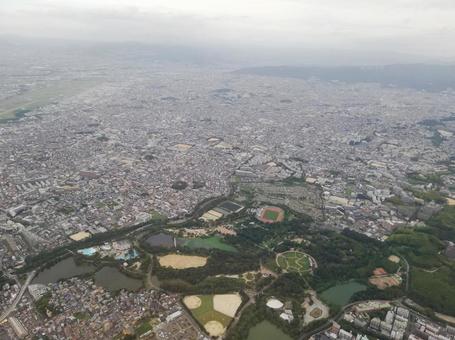 関西の空からみたグランドの見える町 関西の空からみたグランドの見える町の写真