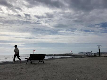 浜辺を歩く 浜辺を歩くの写真