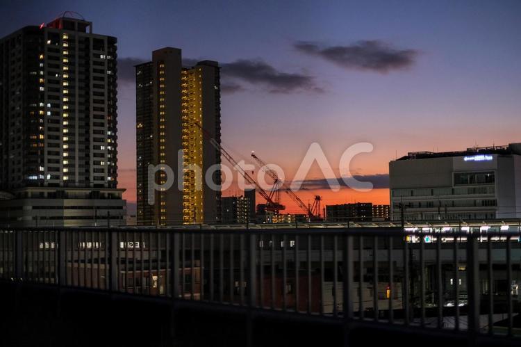 マジックアワーとビル群 マジックアワー,夕焼け,夕日の写真素材
