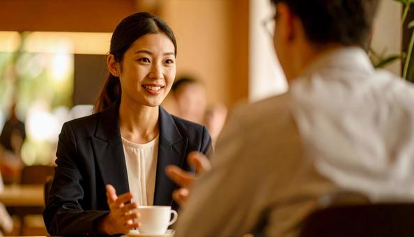 マンツーマンで英会話教室で話す日本人女性の写真