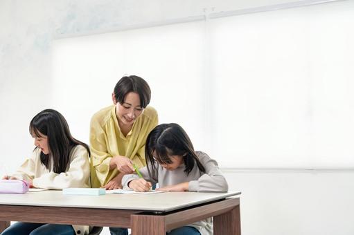 勉強を教える女性 勉強を教える女性 宿題,勉強,家庭教師の写真素材