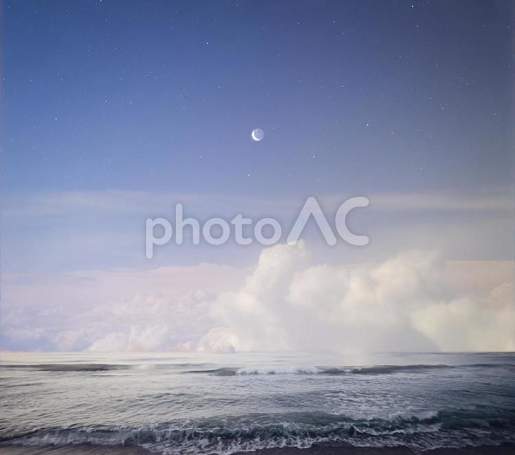 月と空と雲と海　幻想的で美しい背景 月,砂浜,海岸の写真素材