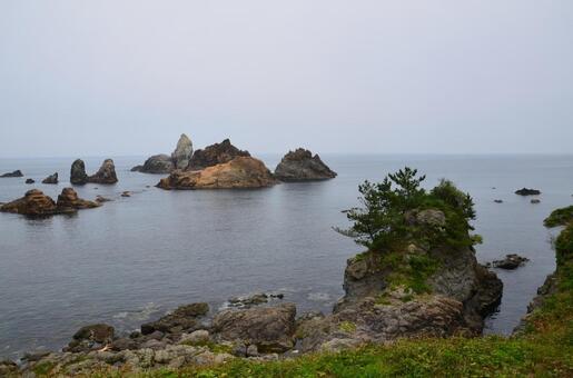 岩礁が連なる静かな海岸風景 海,岩,島の写真素材