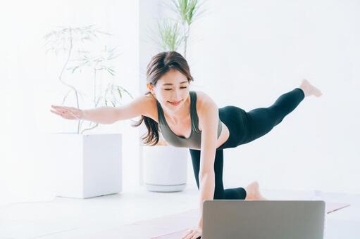 オンラインでヨガをする女性 ヨガ,女性,フィットネスの写真素材