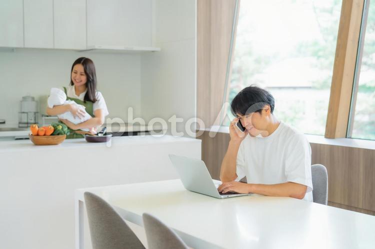 テレワークする男性と女性（スマホ） テレワーク,パソコン,赤ちゃんの写真素材