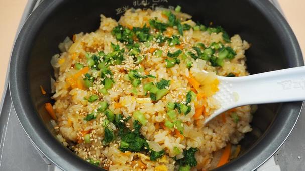 自家製・大根と人参の炊き込みご飯・よそう 大根と人参の炊き込みごはん,自家製,よそうの写真素材