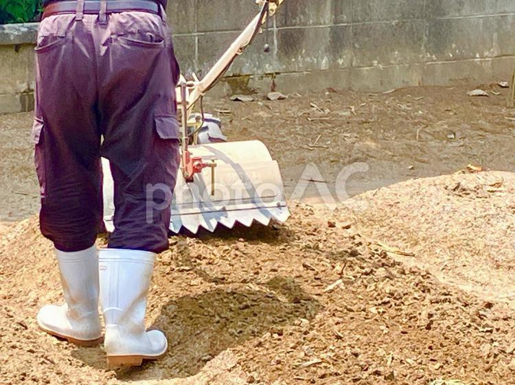 耕運機を使用する人② 家庭菜園,畑,耕すの写真素材
