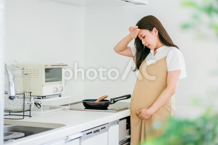 妊娠中に体調不良になる女性（頭痛・発熱） 悪阻,陣痛,妊婦の写真素材