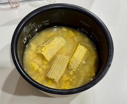 トウモロコシご飯を炊飯器で炊く トウモロコシ,釜,白米の写真素材