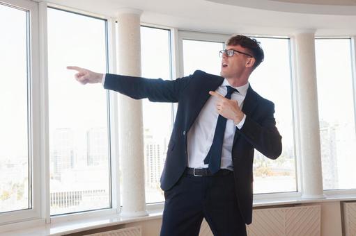 外を指差すメガネの男性 男性,外国人,指差しの写真素材