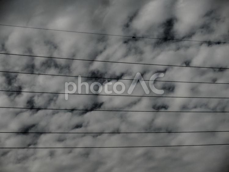 五線譜のような電線 暗雲,雲,電線の写真素材
