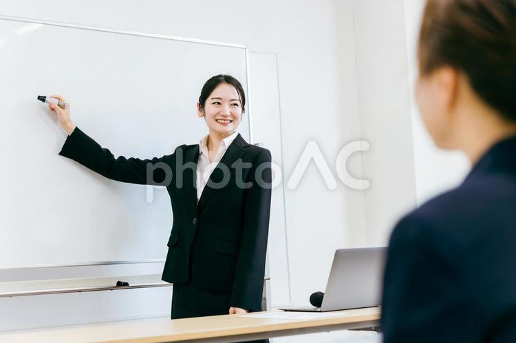 説明会・勉強会で発表をする大学生（教師） 説明会,勉強会,発表の写真素材