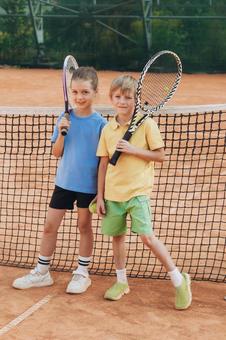 クレイコートで並ぶ子供プレーヤー 男の子,女の子,外国人の写真素材