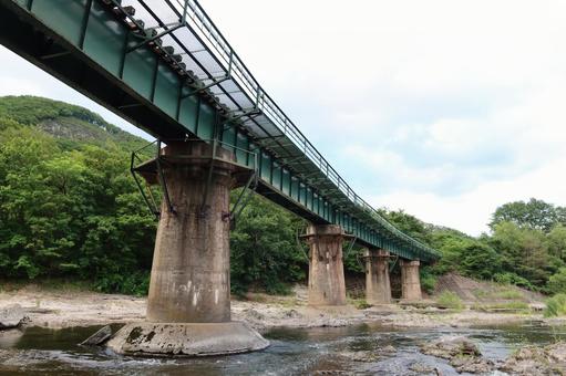 川に架かる鉄橋 川に架かる鉄橋の写真