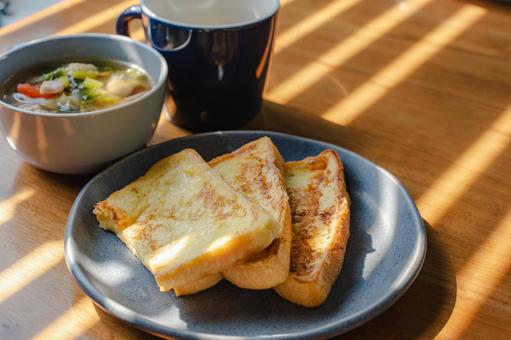 スープとフレンチトースト スープとフレンチトースト フレンチトースト,コーヒー,スープの写真素材