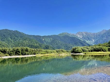 大正池と穂高連峰の絶景 大正池と穂高連峰の絶景 大正池,上高地,穂高連峰の写真素材