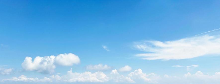 爽やかな夏の青空と雲 爽やかな夏の青空と雲の写真