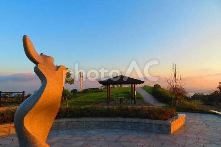 １０月下旬の庵治竜王山公園からの瀬戸内海の朝焼けとアート作品 背景,朝焼け,たそがれの写真素材