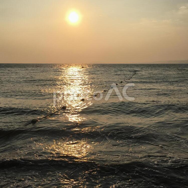夕焼けと波 日暮れ,太陽,水域の写真素材