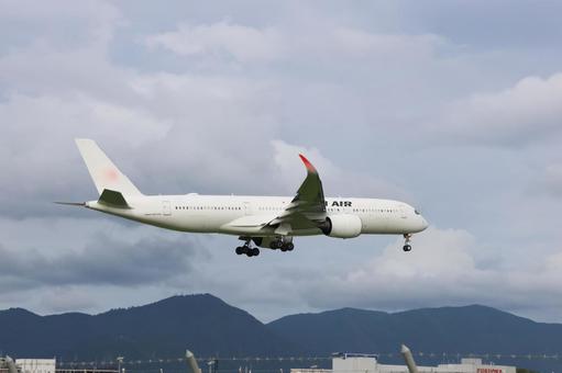 飛行機が通る日常の空 飛行機が通る日常の空の写真