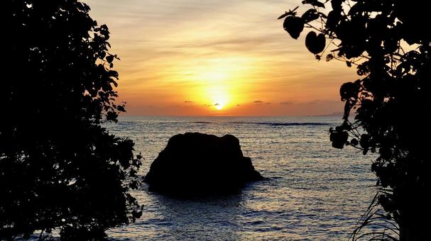Izena Island: East coast beach at morning high tide, JPG Izena Island: East coast beach at morning high tide, JPG