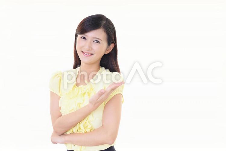 案内する女性 女性,笑顔,案内の写真素材