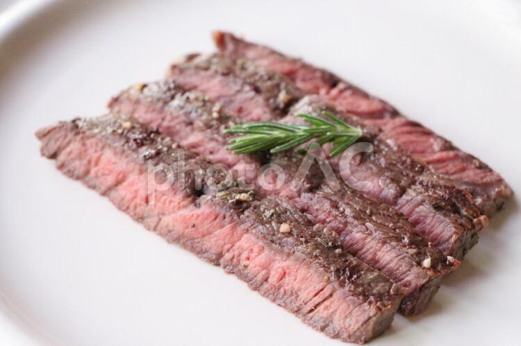 牛肉の燻製焼き ステーキ,牛肉,燻製の写真素材