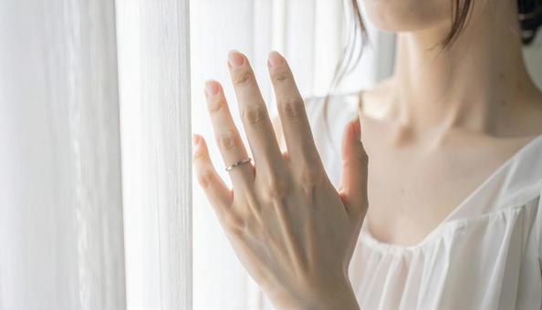 結婚指輪をはめた花嫁の手元のアップ 結婚指輪をはめた花嫁の手元のアップの写真