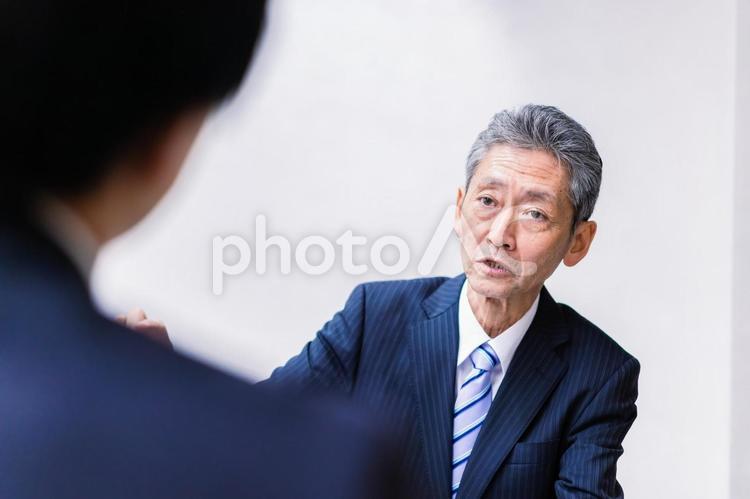 打ち合わせをする二人のビジネスマン 提案,顧客,上司の写真素材