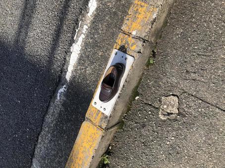 忘れ物のローファー 靴,落とし物,忘れ物の写真素材