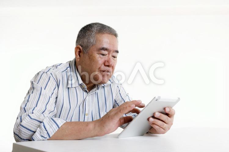 タブレットを操作するシニア男性 パソコンスクール,タブレット,勉強の写真素材